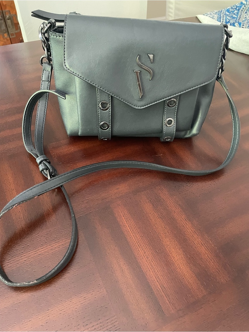 Simply Vera . Cross body bag, magnetic snap, SV logo . Dark charcoal/ black